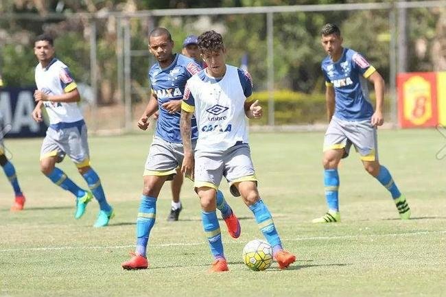 Bruno Nazrio (2016) - O meia fez apenas cinco jogos pelo Cruzeiro. Pertencente ao Hoffenheim, ele tinha vnculo de emprstimo com a Raposa somente at julho do ano seguinte, mas, seis meses antes, foi para o Guarani.