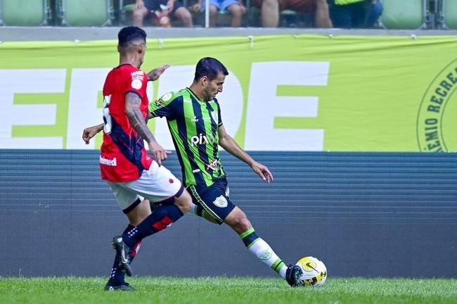 As fotos do duelo decisivo entre Amrica e Atltico, neste domingo (13/11), no Independncia, em Belo Horizonte. Partida foi vlida pela 38 rodada da Srie A do Campeonato Brasileiro.