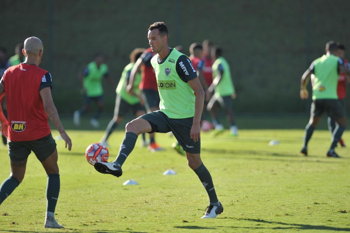 No dia da apresentao de Rver, outro zagueiro tambm chamou ateno: Igor Rabello, que foi a campo pela primeira vez