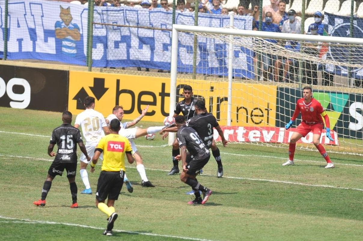 Cruzeiro e Ponte Preta se enfrentaram numa manh de forte calor em Sete Lagoas