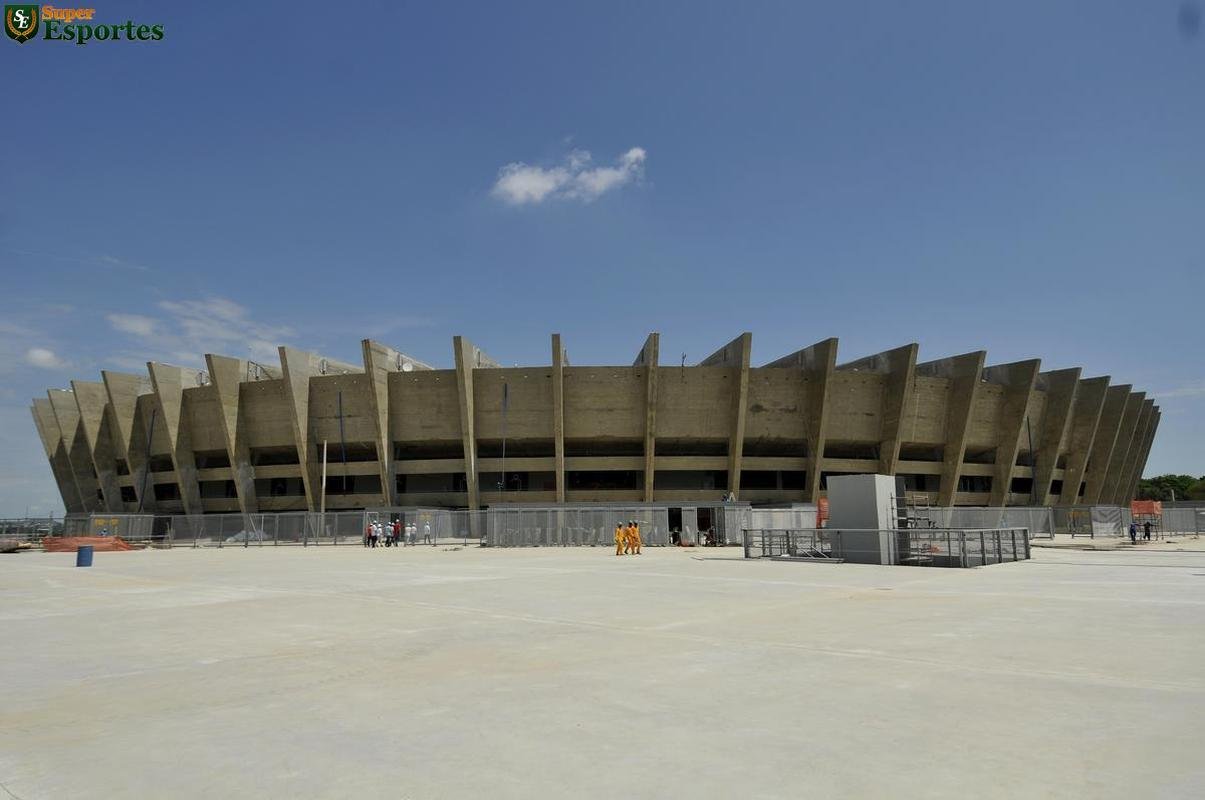 06/12/2012 - Esplanada quase pronta. Reforma entra na parte dos detalhes, do acabamento final.