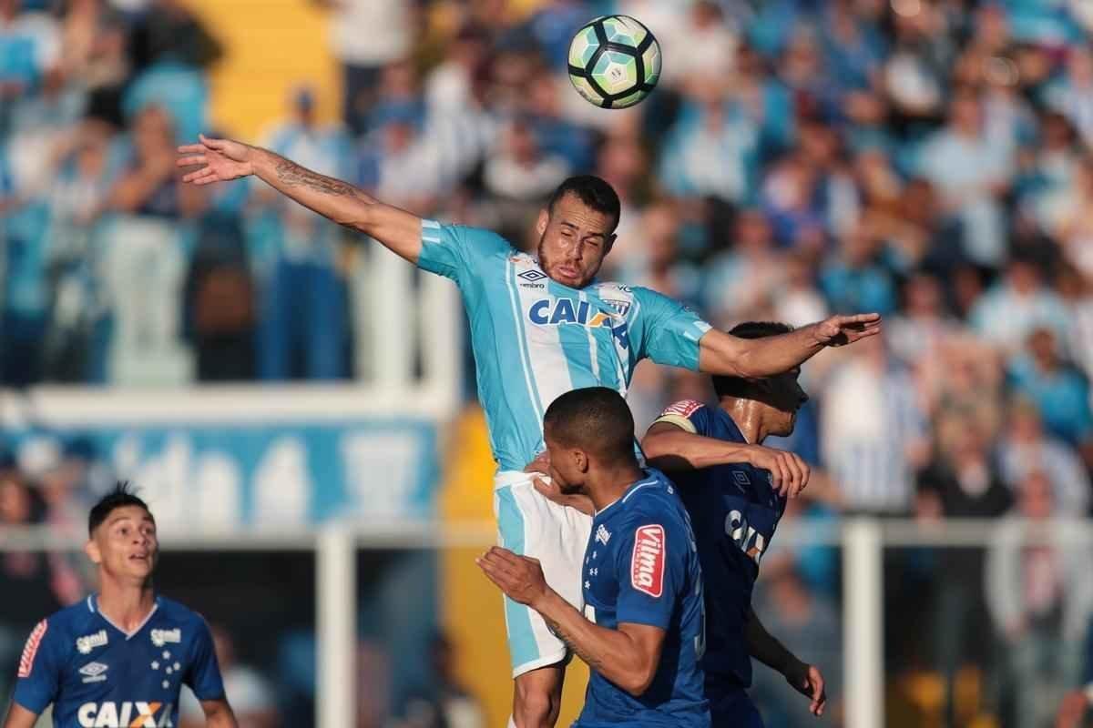 Apesar de ter dominado a partida, Cruzeiro perdeu para o Ava por 1 a 0, neste domingo, na Ressacada