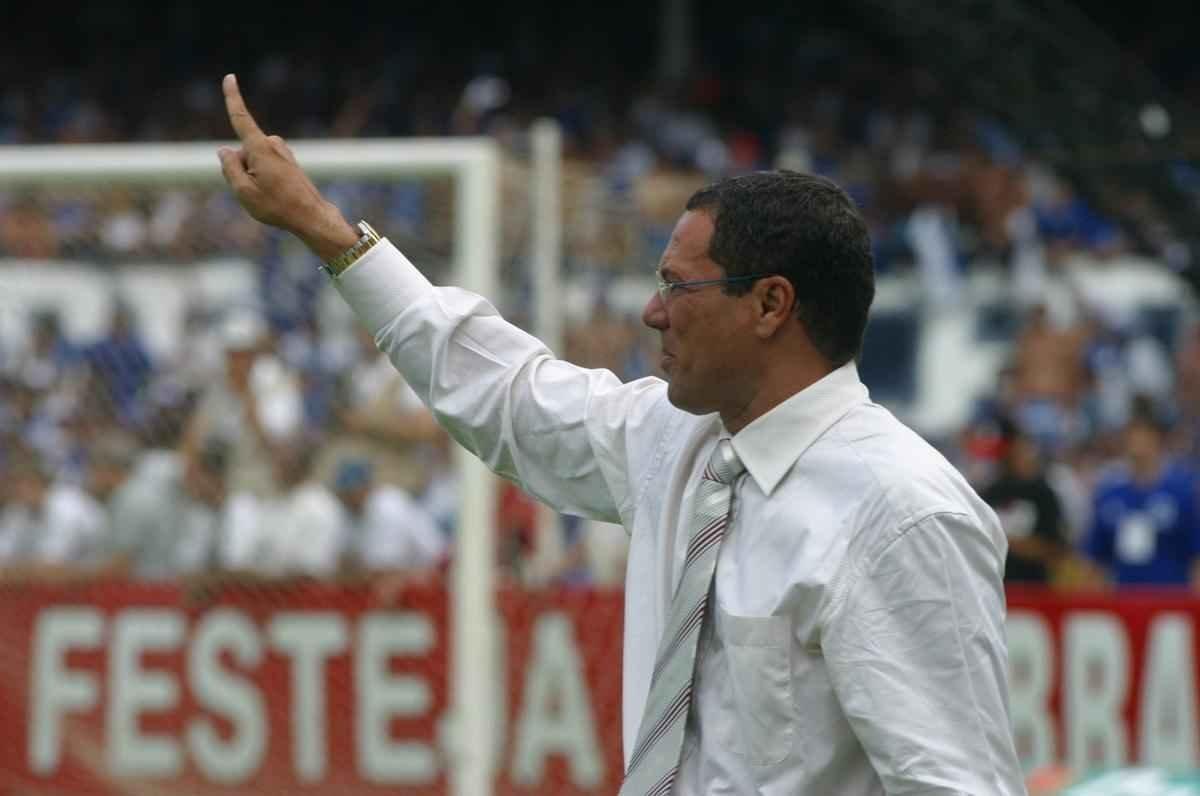 Em 30 de novembro de 2003, Cruzeiro derrotou o Paysandu por 2 a 1, no Mineiro, pela 44 rodada, e confirmou o ttulo brasileiro de forma antecipada. Zinho, no primeiro tempo, e Mota, no segundo, marcaram os gols celestes. Aldrovani descontou para o Papo. Depois do apito final, uma grande festa tomou conta do gramado e das arquibancadas. 