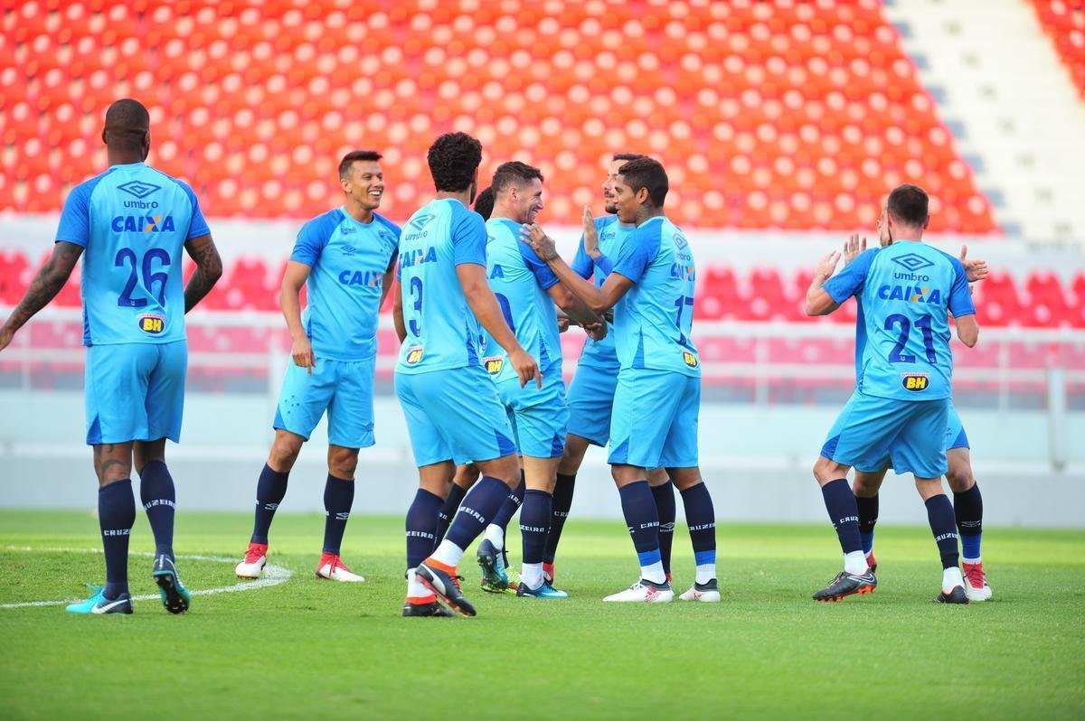 Fotos do treino do Cruzeiro no estdio Libertadores de Amrica, casa do Independiente, em Avellaneda. Time celeste fechou preparao para o jogo contra o Racing, s 21h30 desta tera-feira, no El Cilindro, pela primeira rodada do Grupo 5 da Copa Libertadores (Ramon Lisboa/EM D.A Press)