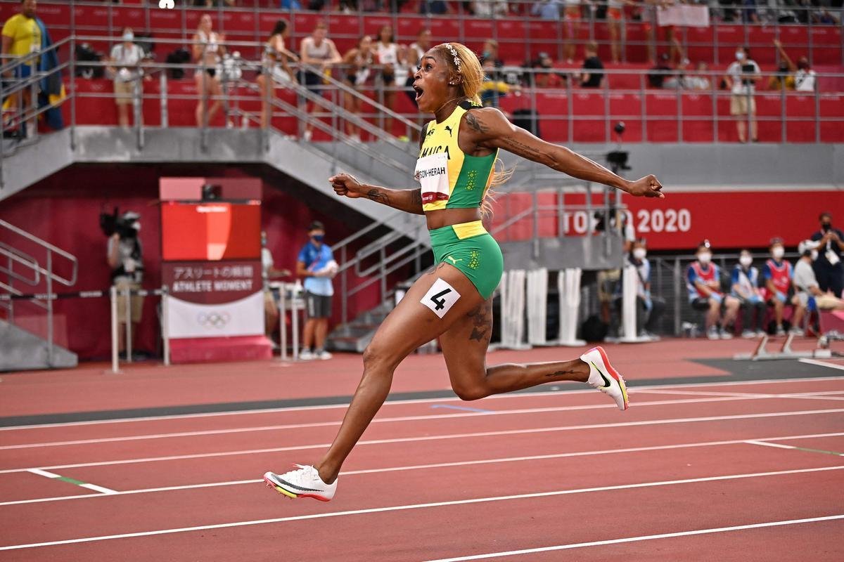 Fotos espetaculares da vitria da jamaicana Elaine Thompson-Herah nos 100m rasos dos Jogos Olmpicos de Tquio com o tempo de 10s61. A velocista quebrou o recorde olmpico e comandou o pdio jamaicano ao lado de Ann Fraser-Pryce, prata, e Shericka Jackson, bronze.