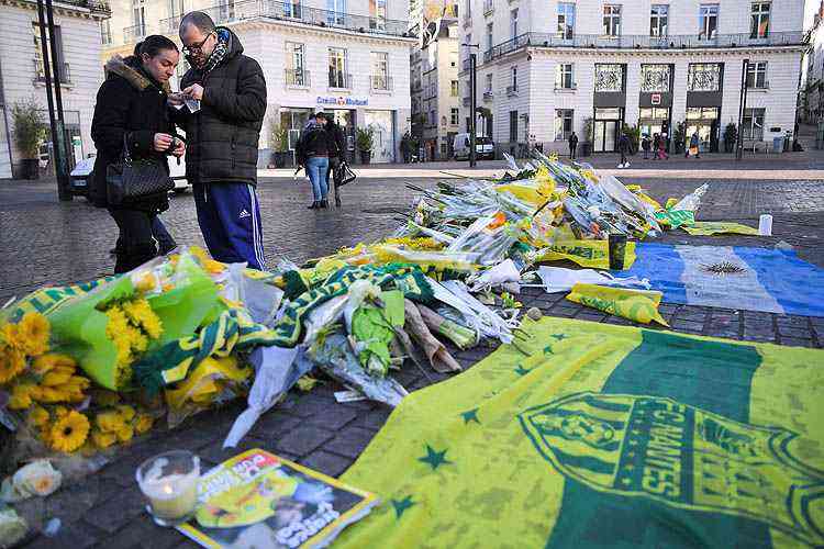 Mundo do futebol homenageia Sala, e Nantes anuncia aposentadoria