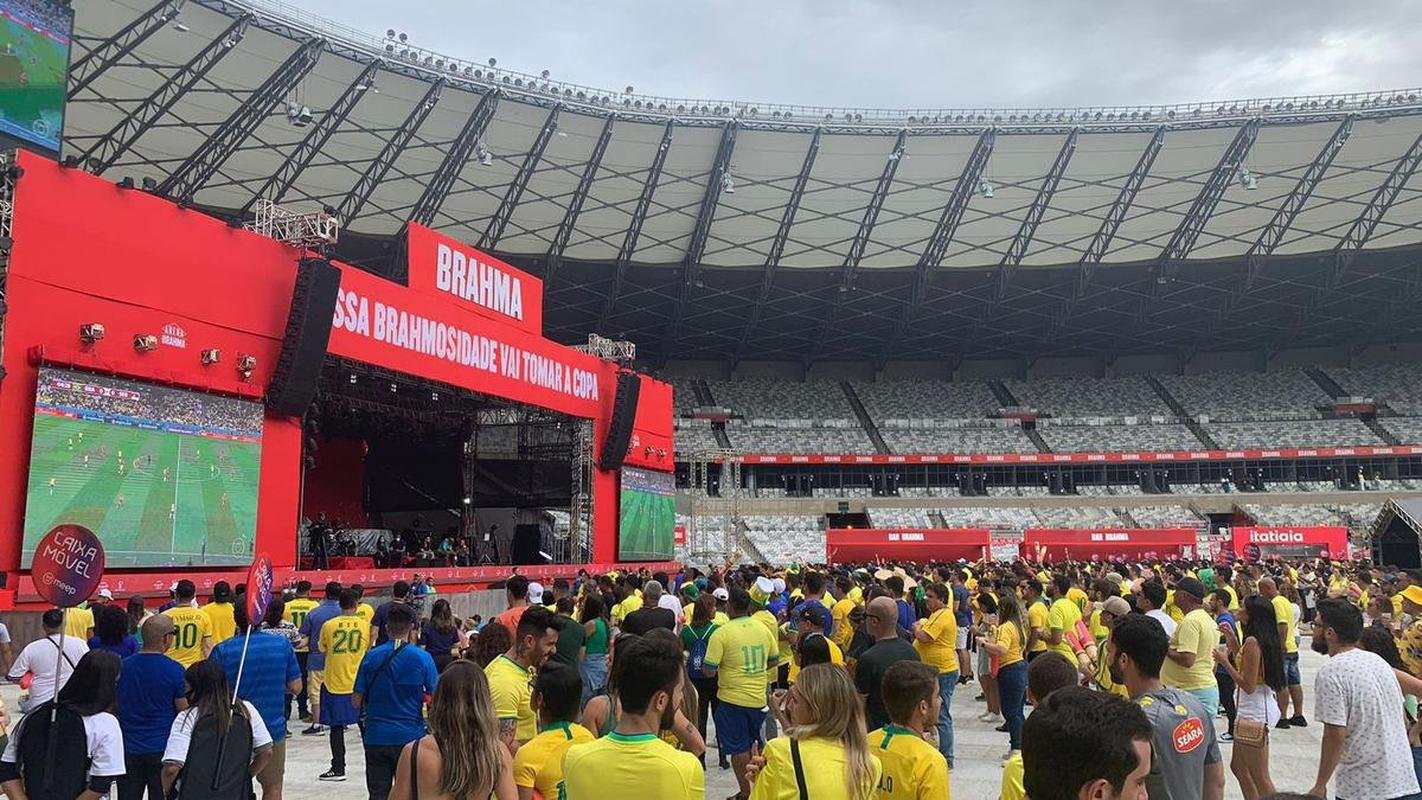 No Mineiro, torcedores assistem ao jogo entre Brasil x Srvia pela Copa do Mundo do Catar