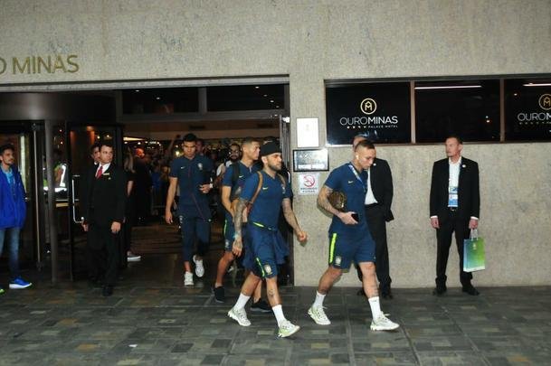 Jogadores da Seleo Brasileira deixaram o hotel rumo ao Mineiro e receberam apoio caloroso da torcida mineira para encarar a Argentina pela semifinal da Copa Amrica