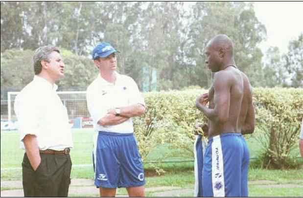 O jogador de futebol do Cruzeiro, Rincón, conversa com o auxiliar técnico Caio Junior e Eduardo Maluf, diretor de futebol de Cruzeiro, durante treino do time, na Toca da Raposa, em Belo Horizonte