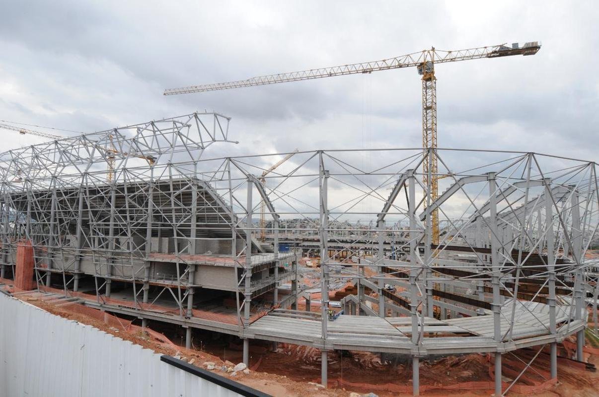 Nesta quarta-feira (20), as obras da Arena MRV, no Bairro Califrnia, em Belo Horizonte, adentraram em uma nova etapa. Isso porque as placas da cobertura do estdio comearam a ser instaladas, conferindo 'novo visual' ao projeto da futura casa do Atltico.