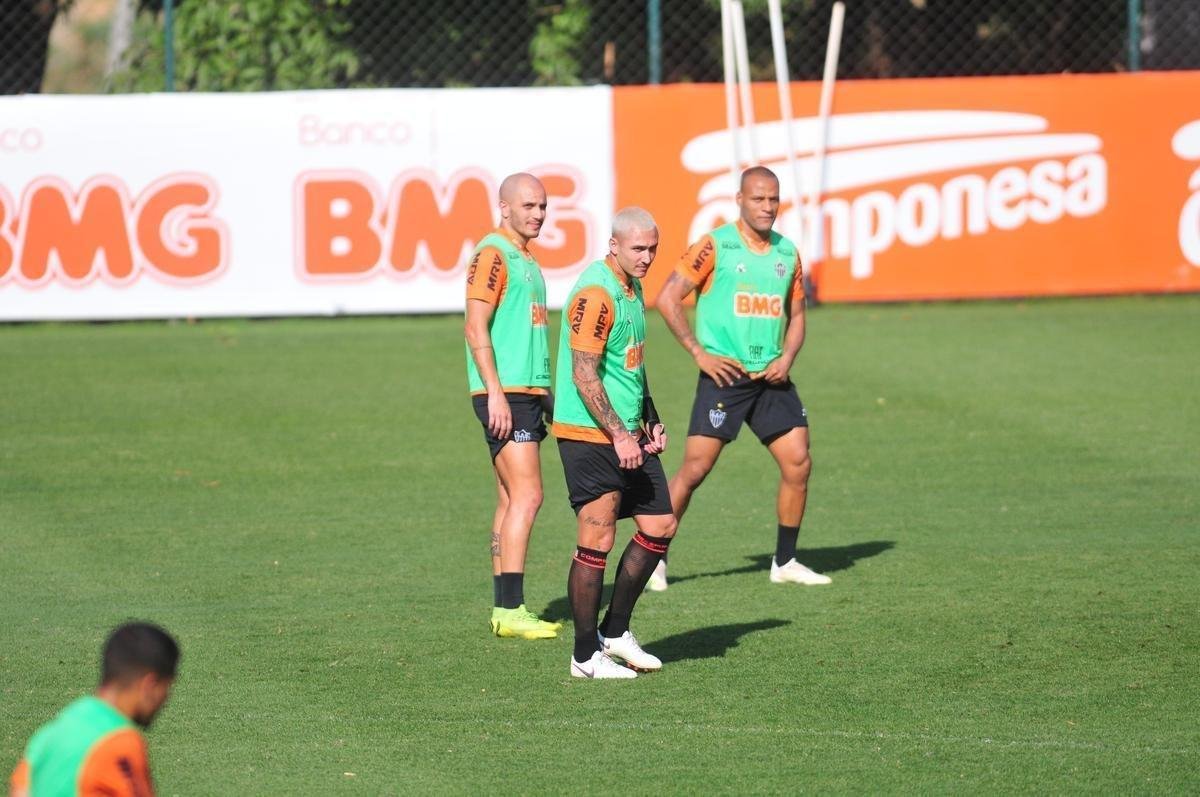 Tcnico Rodrigo Santana comandou treino nesta tera-feira  tarde, na Cidade do Galo, e definiu o time do Atltico para enfrentar o Coln, na Argentina, pela semifinal da Copa Sul-Amercana: Cleiton; Patric, Igor Rabello, Rver e Fbio Santos; Z Welison e Elias; Char, Vincius e Cazares; Franco Di Santo.
