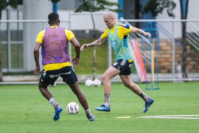 Imagens do treino do Cruzeiro neste sbado (8), sob forte chuva, na Toca da Raposa II, em Belo Horizonte