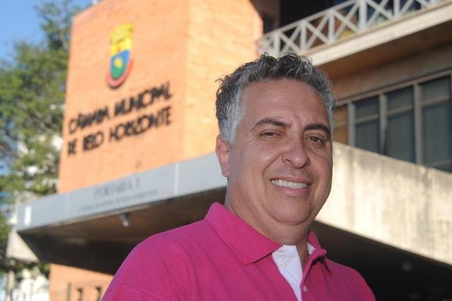 lvaro Damio (Democratas) - Reeleito em BH, lvaro Damio  vice-lder do governo na Cmara e apresentador na Rdio Itatiaia e da TV Alterosa. Foi eleito a primeira vez em 2017 com 10.869 votos. Nesse ltimo pleito, recebeu 12.742. Por trabalhar na cobertura esportiva, ele no quis revelar o clube do corao. Na emissora de rdio, Damio criou bordes como 'Aqui no, pica-pau. Aqui  aroeira. Aqui c quebra o bico'; 'Aqui o pau cai a fia' e 'Mexe, remexe, estremece'.
