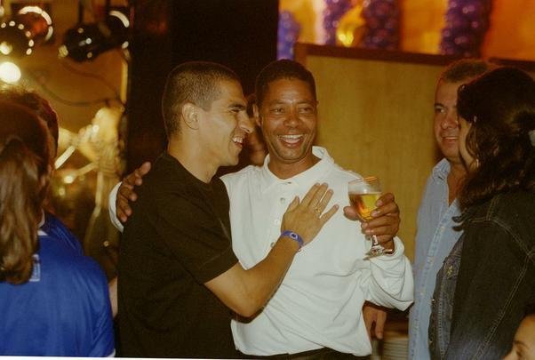 Aps a grande festa no Mineiro com a vitria sobre o Paysandu por 2 a 1, e tambm nas ruas de Belo Horizonte, em desfile carro aberto, jogadores, integrantes da comisso tcnica e dirigentes do Cruzeiro comemoraram o ttulo brasileiro e a indita Trplice Coroa de 2003 em evento fechado no hotel Ouro Minas, em Belo Horizonte. Familiares dos campees estiveram presentes. Imagens do arquivo do Estado de Minas mostraram a euforia dos jogadores, do tcnico Vanderlei Luxemburgo, do presidente Alvimar de Oliveira Costa e do vice, Zez Perrella, naquele 30 de novembro.