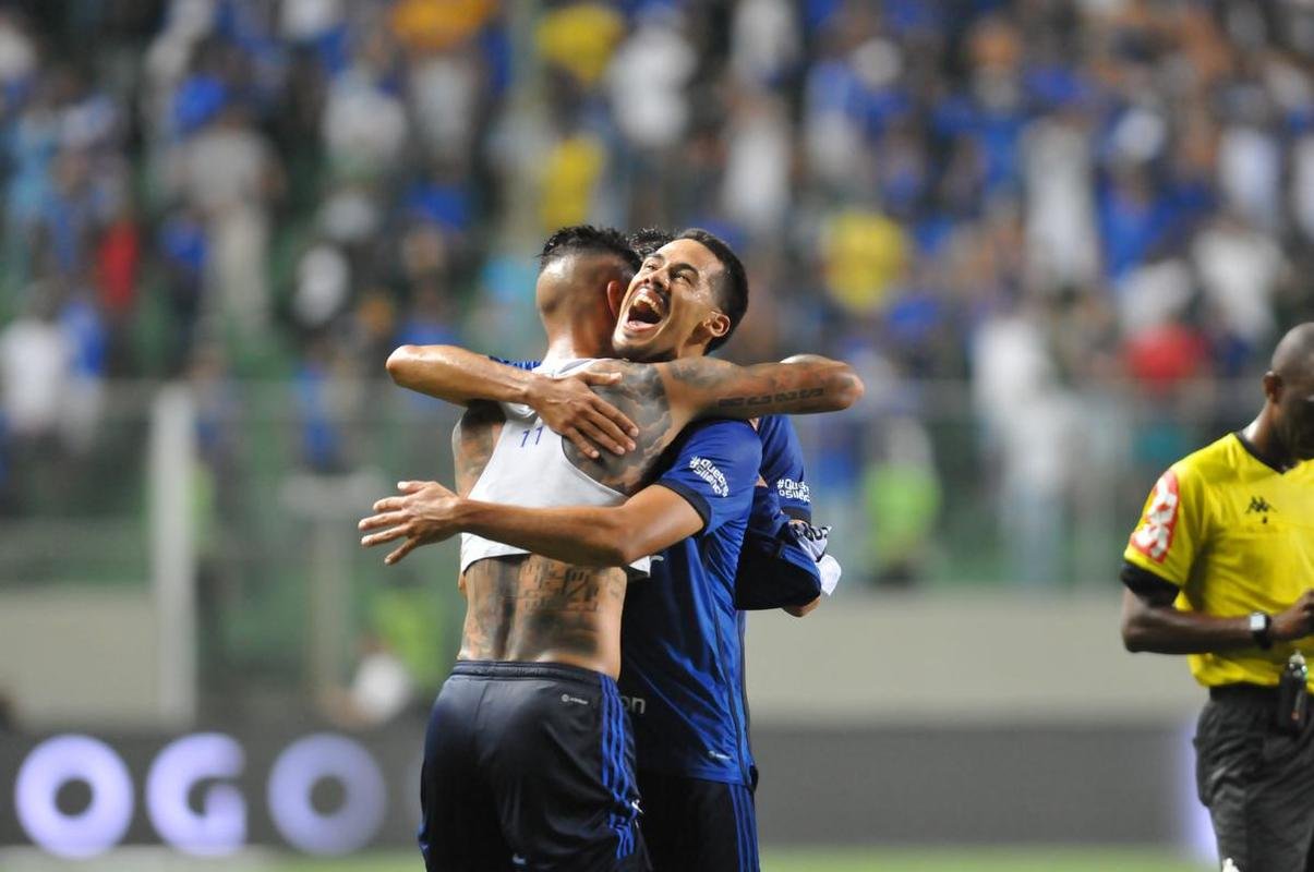 Emocionado, Richard homenageia irmo em gol pelo Cruzeiro