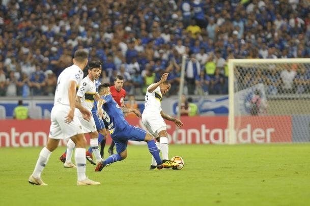 Lances do primeiro tempo de Cruzeiro e Boca Juniors, no Mineiro, pela Copa Libertadores
