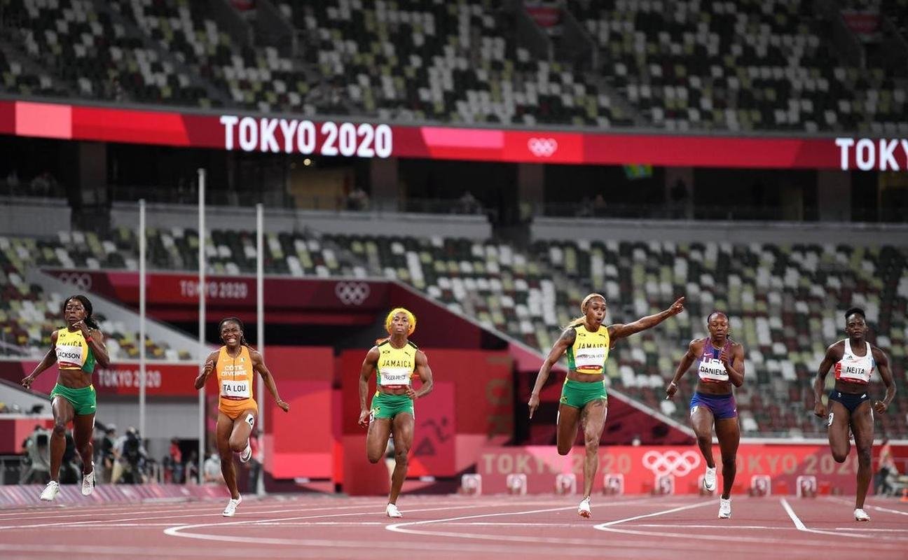 Fotos espetaculares da vitria da jamaicana Elaine Thompson-Herah nos 100m rasos dos Jogos Olmpicos de Tquio com o tempo de 10s61. A velocista quebrou o recorde olmpico e comandou o pdio jamaicano ao lado de Ann Fraser-Pryce, prata, e Shericka Jackson, bronze.