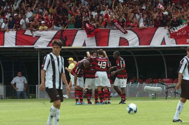 No Brasileiro de 2009, o Galo ainda sonhava com o ttulo nacional, mas as esperanas foram por gua abaixo com a derrota por 3 a 1 para o Flamengo, no Mineiro. Ricardinho marcou a favor do Alvinegro, enquanto Petkovic, Adriano e Maldonado fizeram para os cariocas. O jogo fez parte da arrancada do Rubro-Negro na conquista do ttulo.