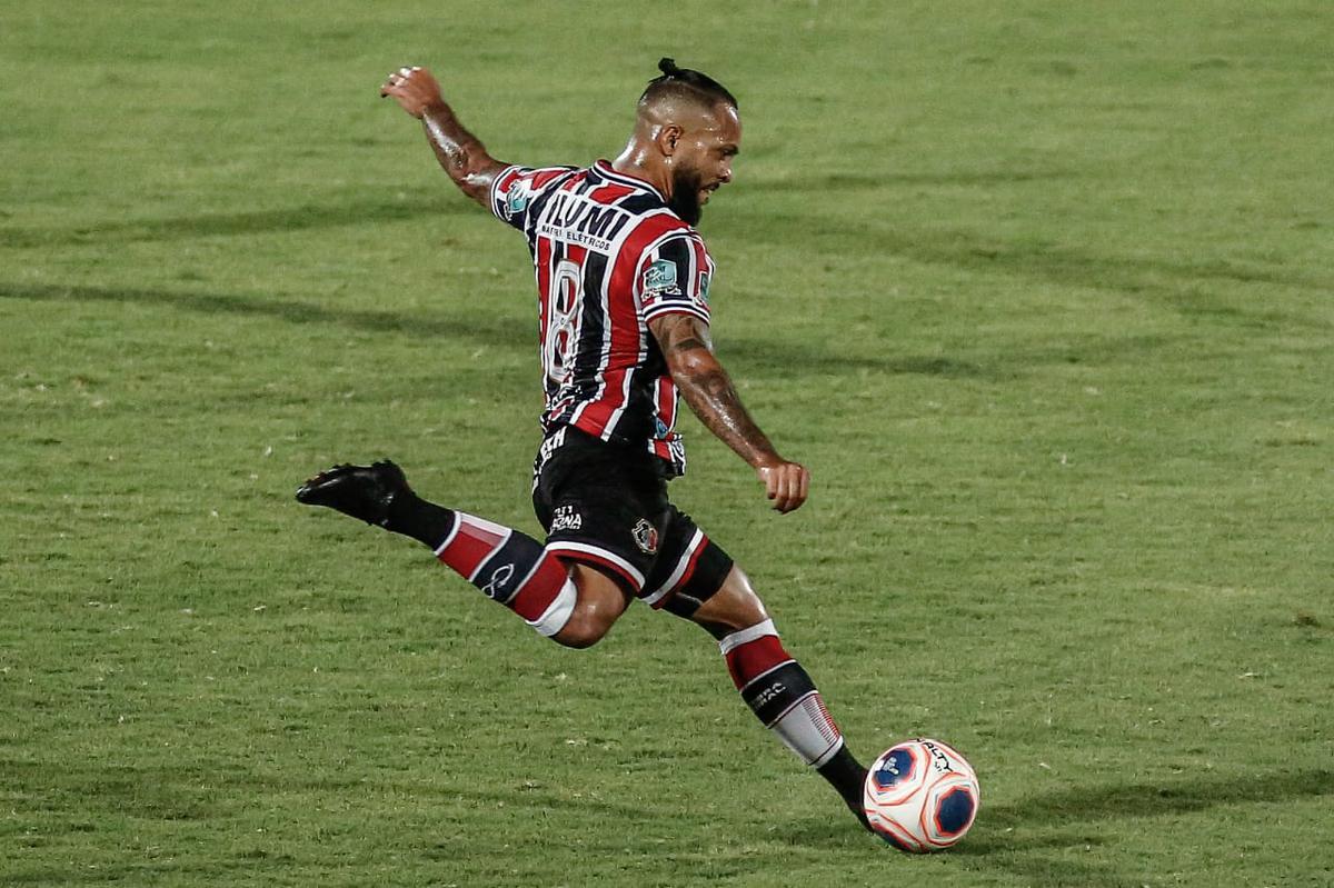 Primeiro tempo de jogo foi pegado, com chances para as duas equipes. O Salgueiro começou se lançando mais para o ataque, mas foram do Santa Cruz as melhores oportunidades. O time coral até balançou as redes, mas a arbitragem assinalou impedimento.