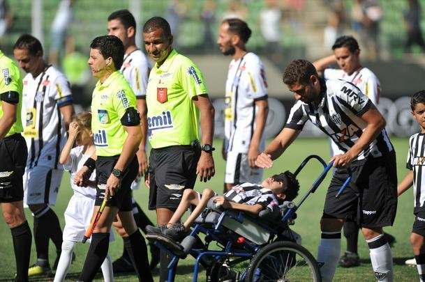 Imagens do duelo entre Atltico e Democrata-GV, no Independncia, pelo Campeonato Mineiro