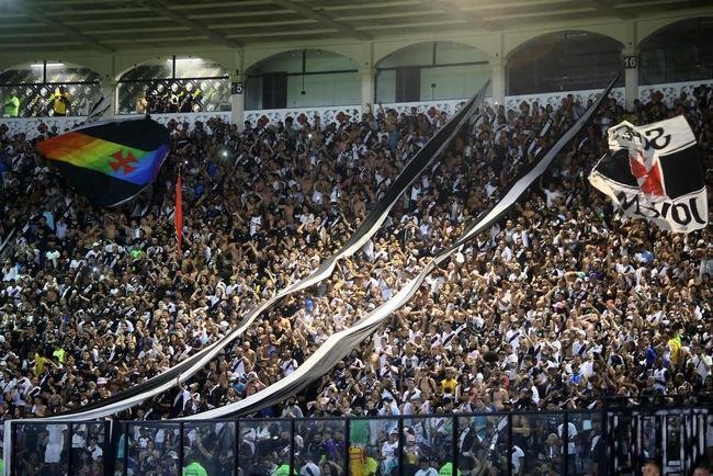 O Vasco tem o segundo maior pblico geral da Srie B. O cruz-maltino levou 309.105 pessoas ao estdio, em 12 jogos em casa. Sua mdia  de 25.758 torcedores por apresentao como mandante