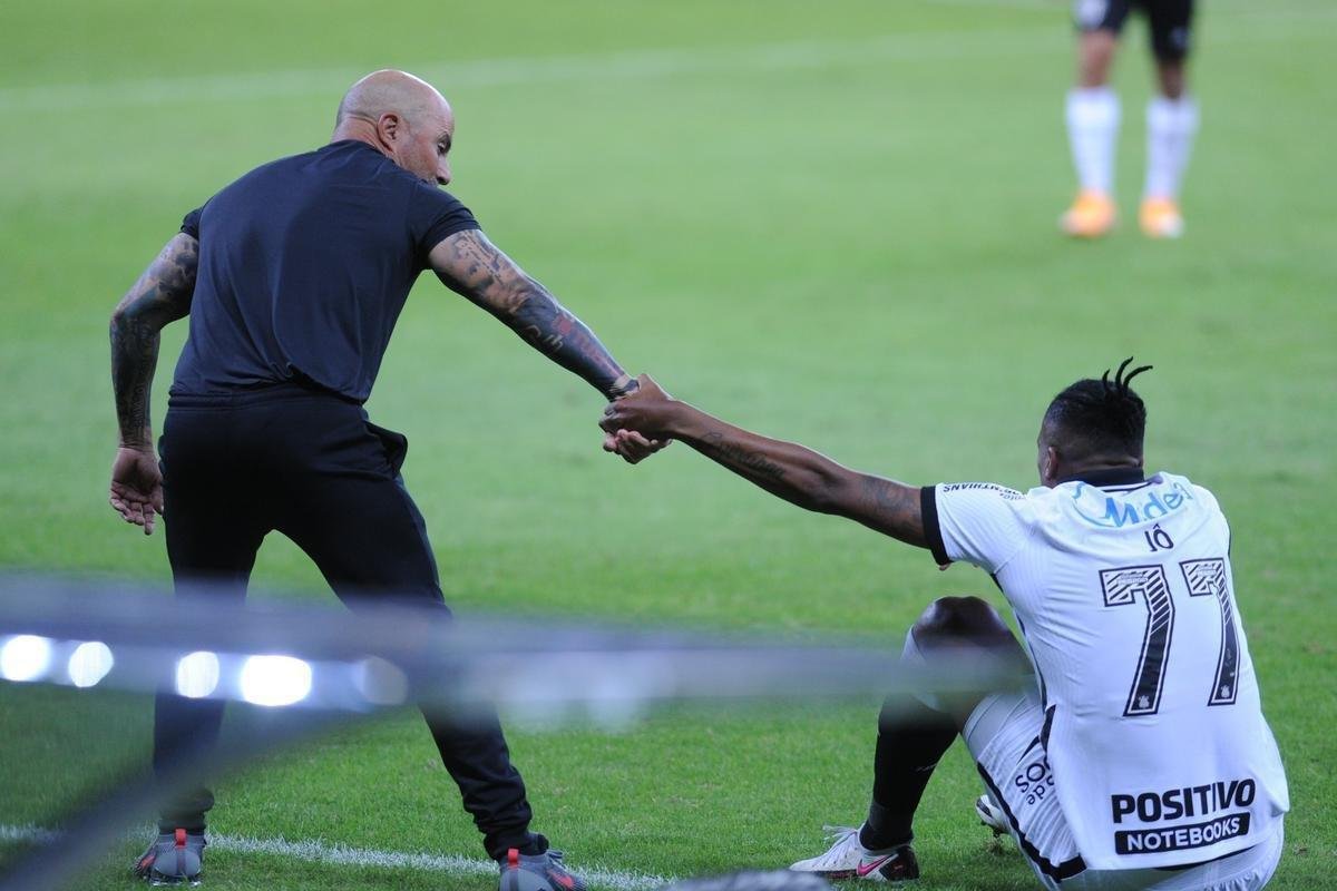 Sampaoli ajuda J, do Corinthians, a se levantar no segundo tempo