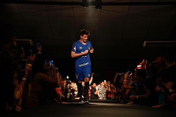 Festa de lançamento dos novos uniformes contou com a presença de jogadores e show de Paralamas de Sucesso