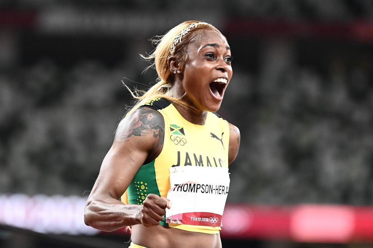 Fotos espetaculares da vitria da jamaicana Elaine Thompson-Herah nos 100m rasos dos Jogos Olmpicos de Tquio com o tempo de 10s61. A velocista quebrou o recorde olmpico e comandou o pdio jamaicano ao lado de Ann Fraser-Pryce, prata, e Shericka Jackson, bronze.