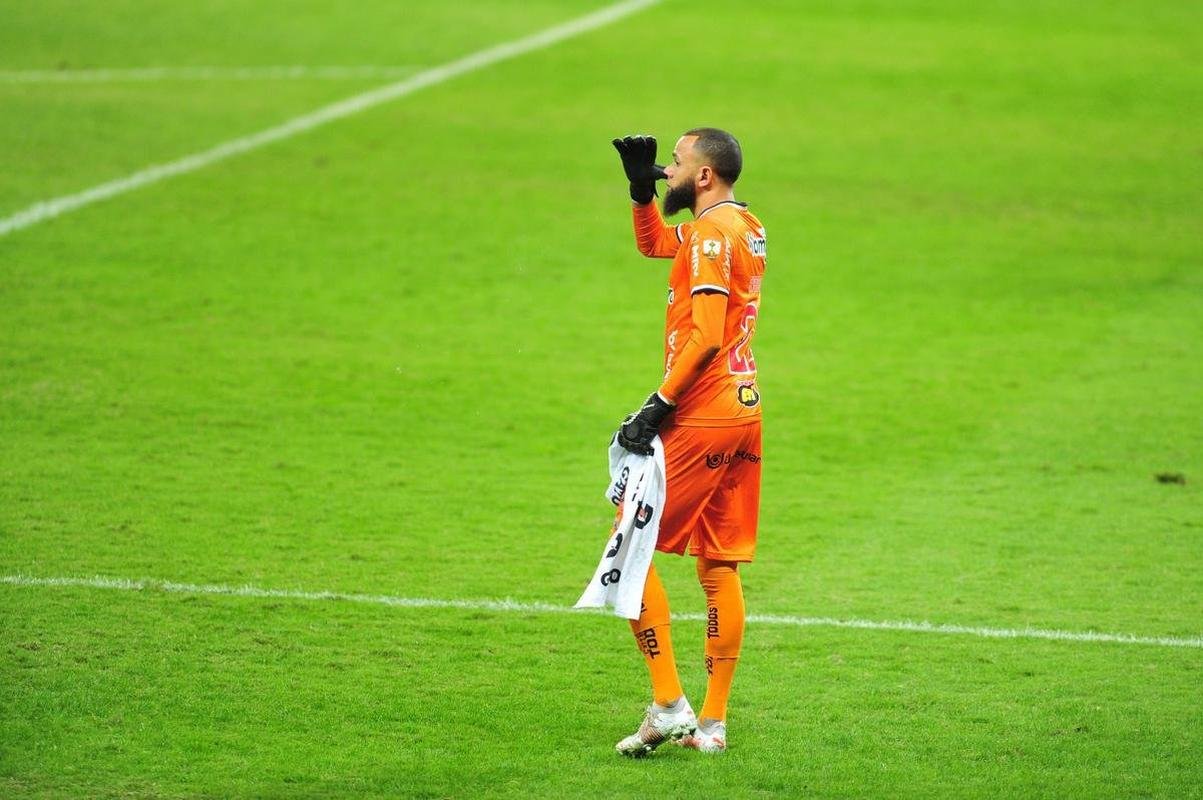 Goleiro Everson, do Atltico, foi heri na deciso por pnaltis contra o Boca Juniors ao defender duas cobranas e ao marcar o gol da classificao: 3 a 1 nas batidas alternadas aps 0 a 0 no tempo normal, no Mineiro.