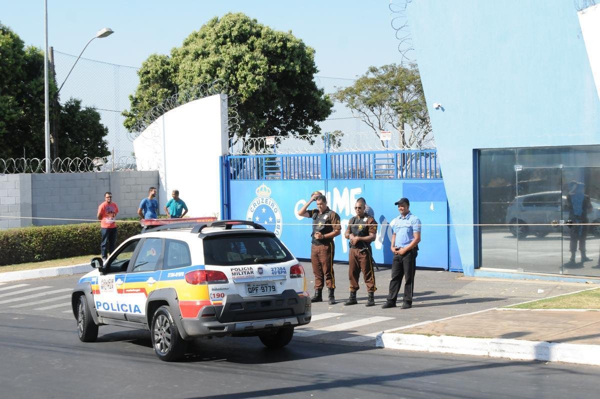 Integrantes da Mfia Azul protestaram na tarde desta tera, na porta da Toca II