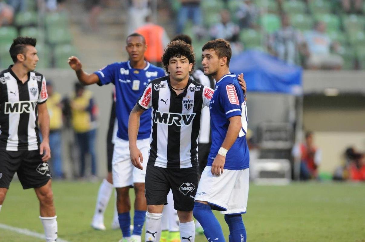 12/04/2015 - Atltico 1 x 1 Cruzeiro (Campeonato Mineiro) - No jogo de ida da semifinal do Campeonato Mineiro de 2015, empate por 1 a 1 no Independncia. Carlos abriu o placar para o Atltico no primeiro tempo. Na etapa final, Arrascaeta marcou um golao e deu nmeros finais ao clssico. Na volta, o Galo venceu de virada, por 2 a 1, e se classificou.