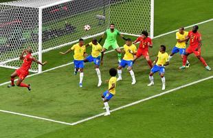 Fernandinho errou ao tentar tirar a bola em escanteio e colocou contra as prprias redes