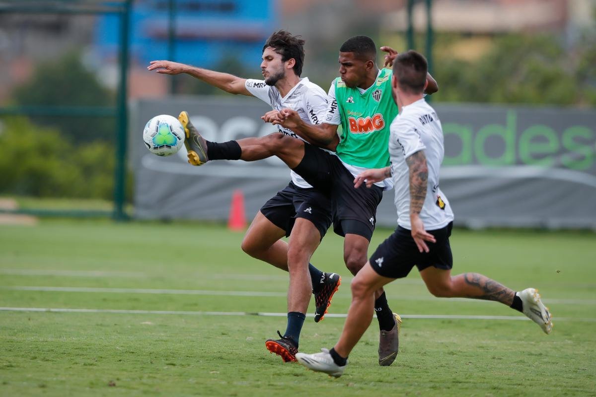 Aps polmica balada, Dylan e Marrony participam normalmente do treino na Cidade do Galo
