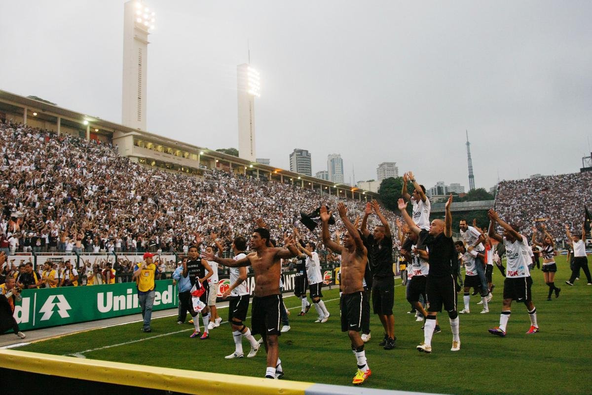2011 - Corinthians era o líder, com 43 pontos, um a mais que o Vasco. Time paulista foi campeão, com 71 pontos.