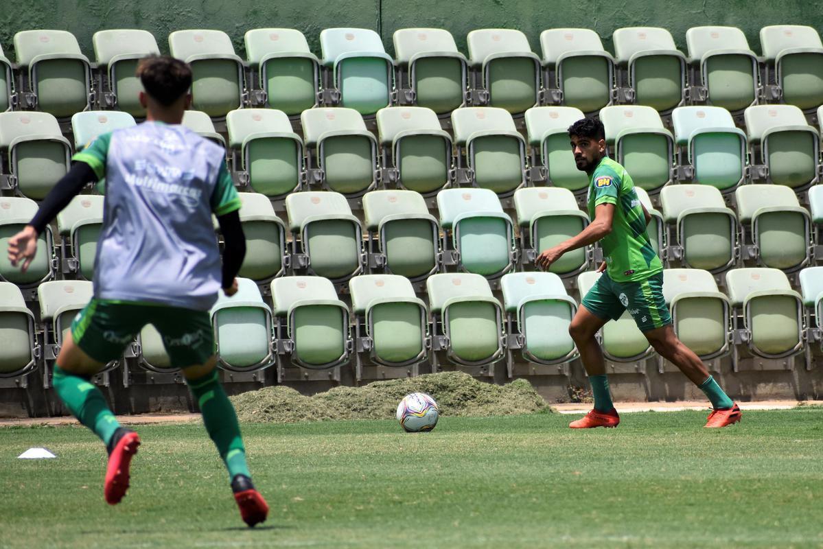 O América treinou na manhã desta terça-feira (15), no CT Lanna Drumond, em Belo Horizonte. A atividade visou o confronto contra o Figueirense, válido pela 29ª rodada da Série B do Campeonato Brasileiro. A partida será disputada nesta quinta-feira (17), às 19h15, no Estádio Orlando Scarpelli, em Florianópolis.
