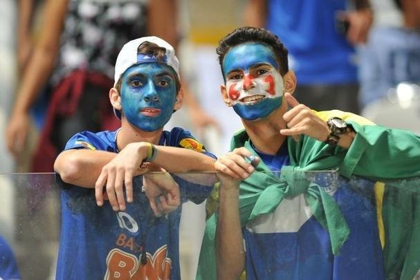 Torcida cruzeirense na partida contra o Atltico-PR, no Mineiro, pelas oitavas de final da Copa do Brasil