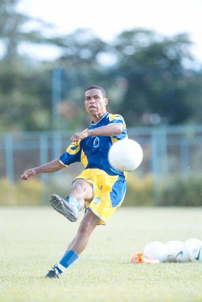 Revelado pelo Cruzeiro, Geovanni tambm passou por
Amrica, Barcelona, da Espanha, Benfica, de Portugal, Manchester City e Hull City, ambos da Inglaterra, SJ Earthquakes, dos Estados Unidos, Vitria e Bragantino