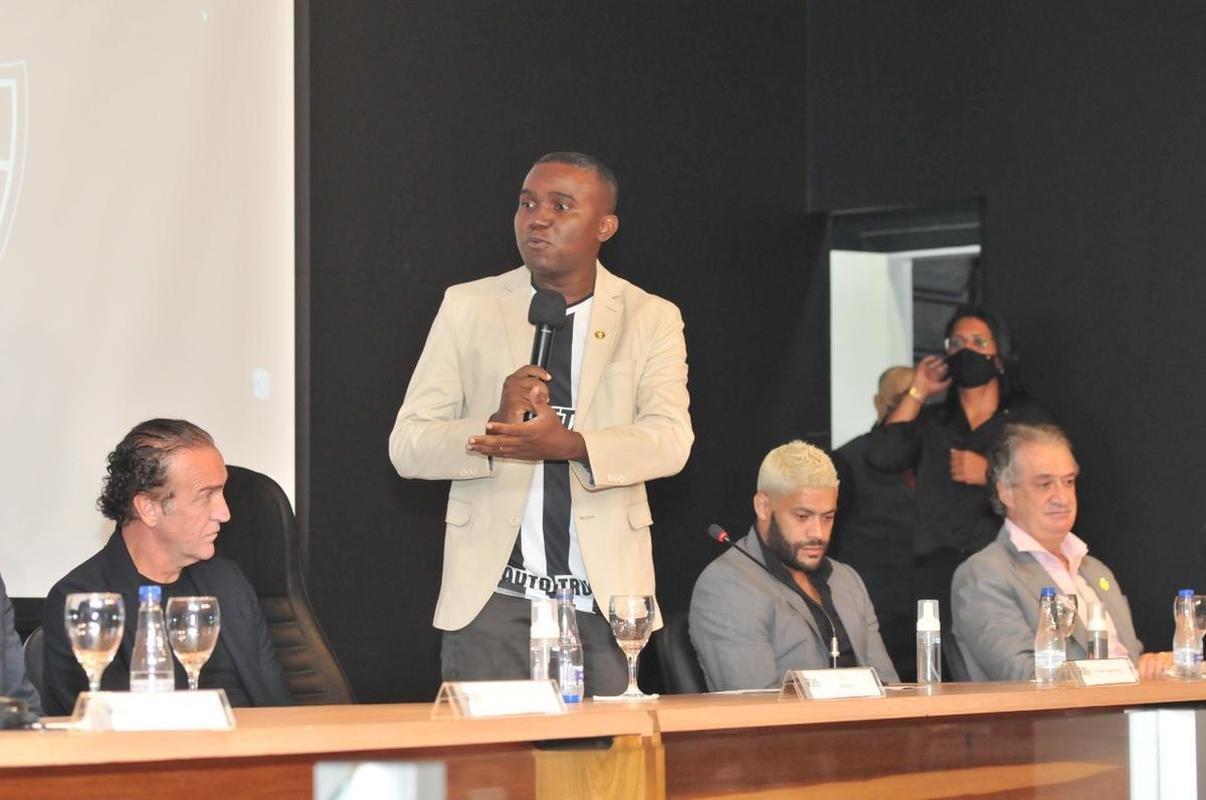 Nesta segunda-feira (6), o diretor de futebol Rodrigo Caetano, o tcnico Cuca e o atacante Hulk, do Atltico, receberam ttulos de cidados honorrios de Belo Horizonte. A iniciativa congratula os alvinegros pelo desempenho esportivo em 2021, com o ttulo do Campeonato Brasileiro.