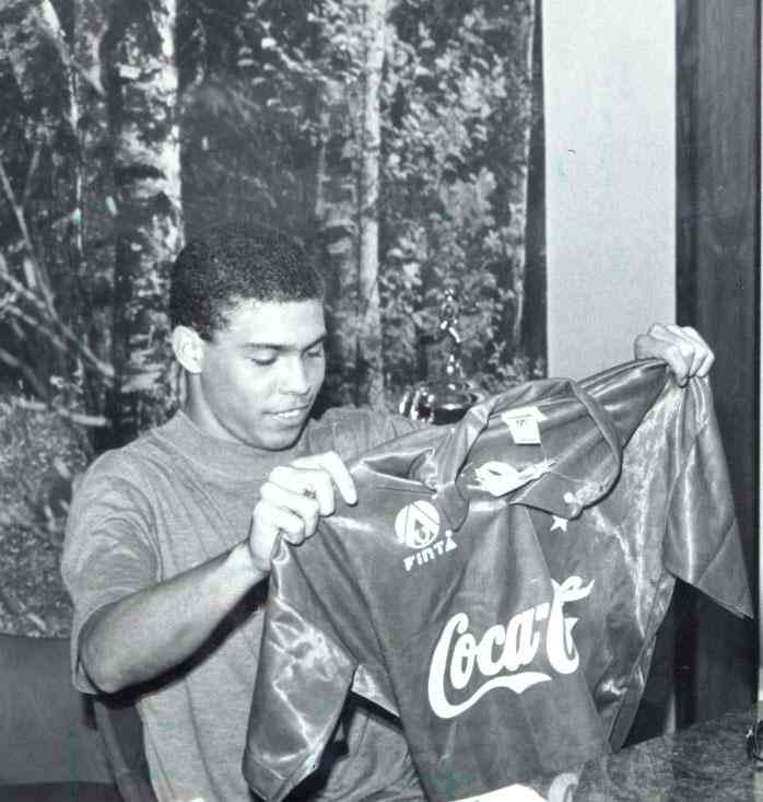 Ronaldo se mostra orgulhoso ao ver a camisa do Cruzeiro, e 1993, antes de se tornar Fenmeno