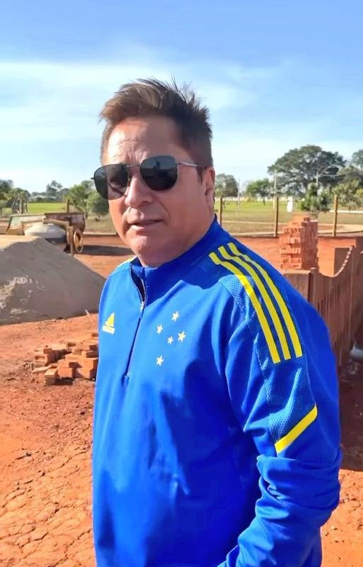 Cantor Leonardo apareceu com a camisa do Cruzeiro nas redes sociais