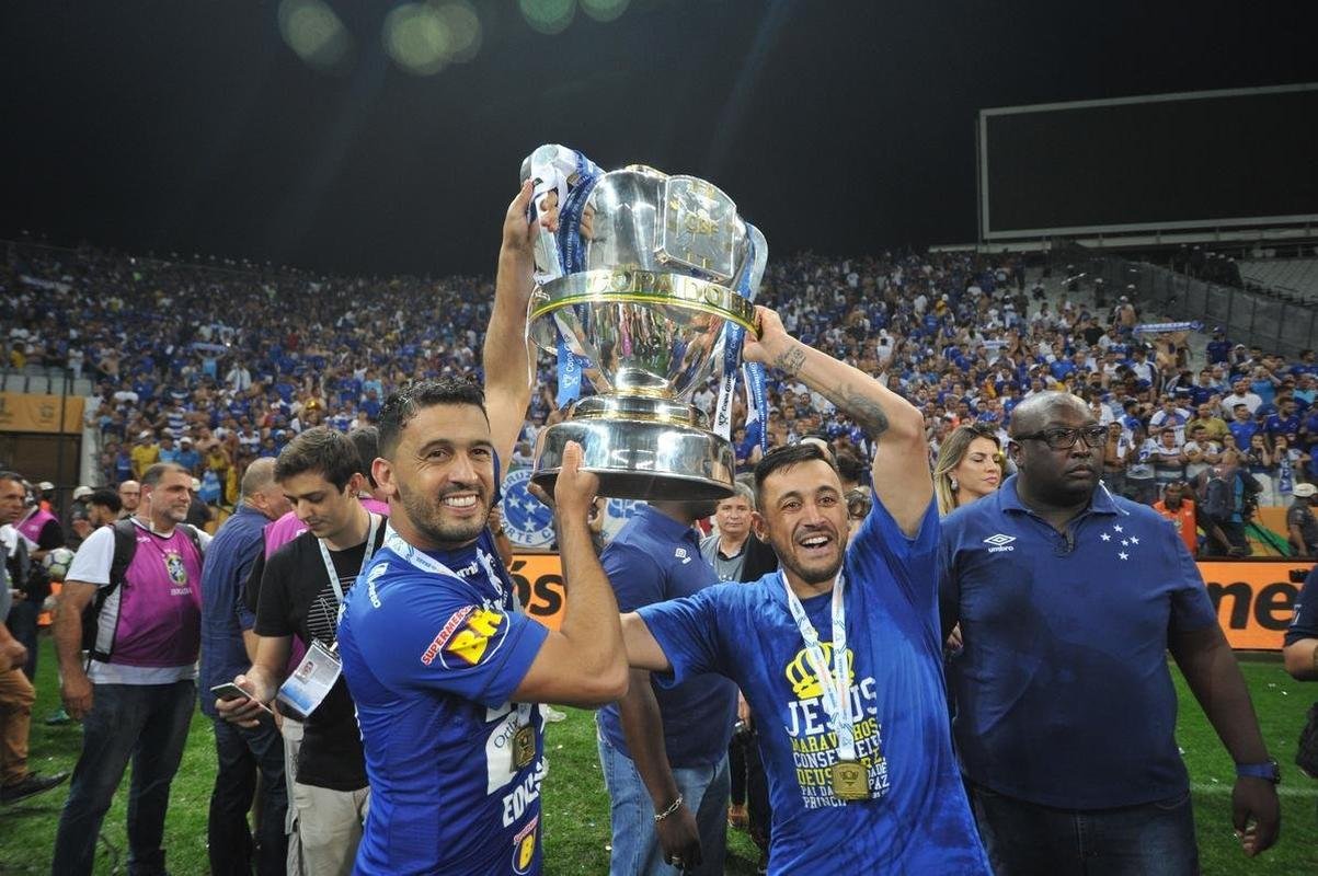 Seja em campo, nas arquibancadas da Arena Corinthians ou nas ruas de Belo Horizonte, os cruzeirenses comemoraram bastante a conquista do sexto ttulo da Copa do Brasil. O clube se tornou o maior vencedor isolado da histria do torneio, deixando para trs o Grmio, que ganhou cinco vezes. Veja as melhores imagens da celebrao de jogadores, dirigentes e torcedores!