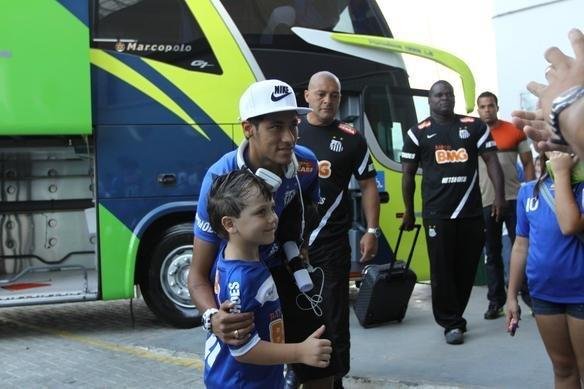 Craque Neymar, do Santos, chegou ao Independncia e foi muito assediado por torcedores do Cruzeiro antes de partida vlida pelo Campeonato Brasileiro