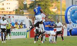 Rafael Donato (3) falhou no gol de Luis Fabiano, mas  marcou duas vezes para o Cruzeiro 