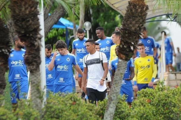 Fotos da apresentao de Adilson Batista como novo tcnico do Cruzeiro. Tcnico teve reunio com jogadores na Toca da Raposa II, falou com a imprensa e depois comandou seu primeiro treino