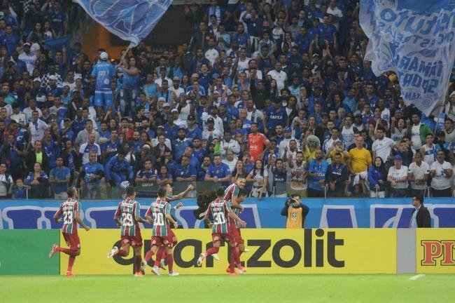 Aos 9 minutos de jogo, Ded fez pnalti em Brenner; Paulo Henrique cobrou, Fbio defendeu, mas Luciano marcou na sobra. Alertado pelo VAR, o rbitro mandou voltar a cobrana por invaso na rea de jogadores dos dois times. Na segunda batida, aos 14 minutos, Ganso bateu no mesmo canto e abriu o placar para o Flu: 1 a 0