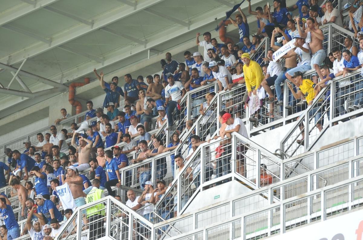 Imagens da torcida do Cruzeiro no clssico contra o Atltico, no Independncia