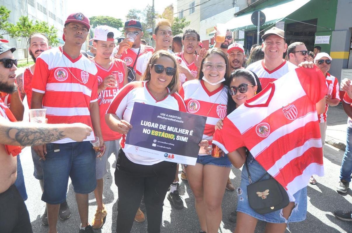 Torcedores de Amrica e Villa Nova confraternizaram nas ruas do entorno do Independncia, em BH, antes do duelo pela 9 rodada do Mineiro