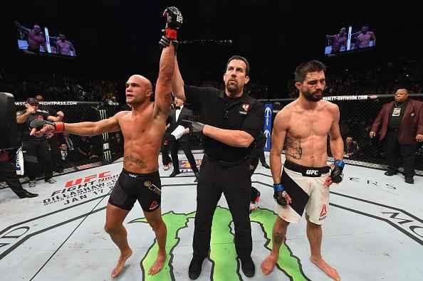 Robbie Lawler venceu Carlos Condit por decisão dividida e manteve o cinturão dos meio-médios
