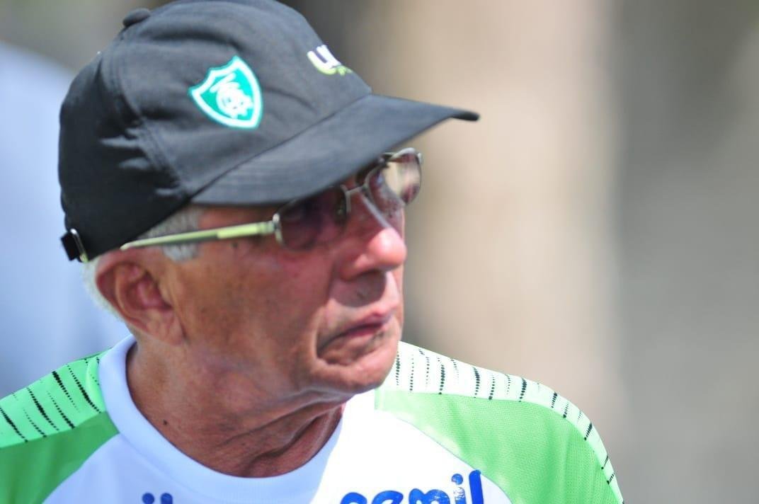 Tcnico Givanildo Oliveira foi apresentado no CT Lanna Drumond pelo presidente Marcus Salum e comandou seu primeiro treino visando ao jogo de quinta-feira, contra o Internacional, em Porto Alegre