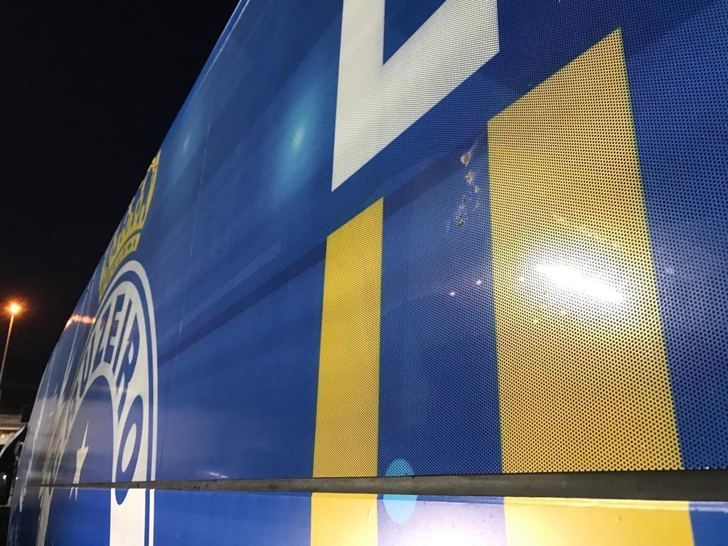 Marcas deixadas pelas pedras no nibus do Cruzeiro